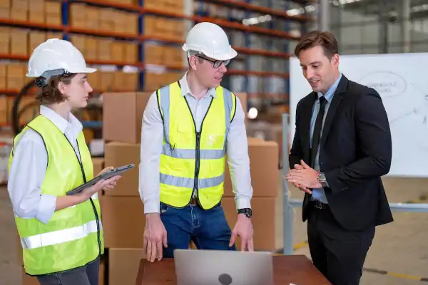 Fachkraft für Arbeitssicherheit berät Unternehmen zu Sicherheitsmaßnahmen und Gefährdungsbeurteilungen