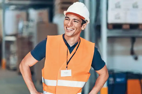 Mitarbeiter in Sicherheitsweste und Helm zeigt Vertrauen in die Sicherheitsvorkehrungen